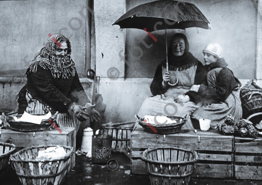 Marktfrauen ; Market women (foticon-simon-340-031-sw.jpg)